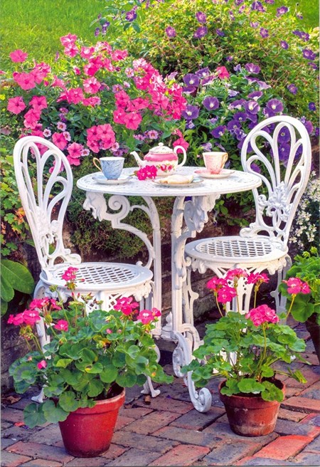 "2 hagestoler, bord og pelargonia" EAN 5052738595797